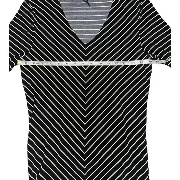 Lauren Ralph Lauren Black/White Chevron V-Neck Top, Medium - Picture 4 of 5